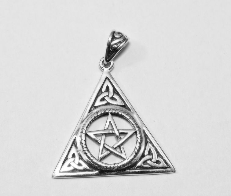 1. Stříbrný přívěsel Pentagram s Triquertou