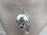 3. Masivní stříbrný šperk, přívěsek Lebka Hellagad