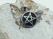 2. 1. Ocelový přívěsek Obrácený Pentagram