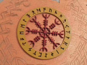 2. Dřevěná nástěnná dekorace, Vegvisír s Runovými znaky
