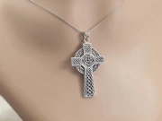 3. Stříbrný přívěsek Keltský kříž