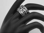 2, Stříbrný prsten, symbol Óm.