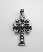 Stříbrný přívěsek Kříž s lebkami