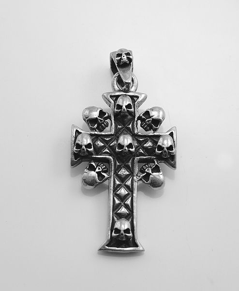Stříbrný přívěsek Kříž s lebkami